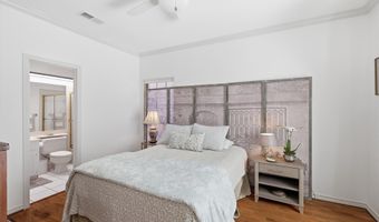 14917 Oaks N Dr, Addison, TX 75254