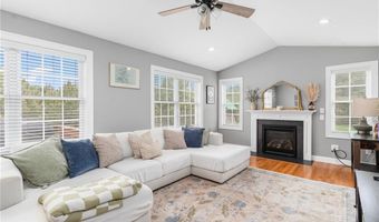 101 Austin Meadows Ln, North Kingstown, RI 02852