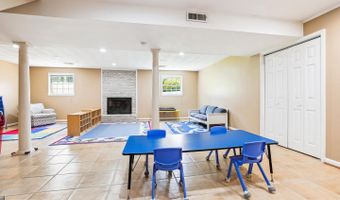 7600 CHARLESTON Dr, Bethesda, MD 20817