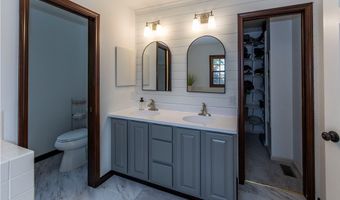 300 Lakeview Cir, Aurora, OH 44202