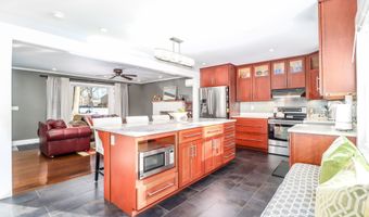 8 Marilyn Rd, Brookfield, CT 06804