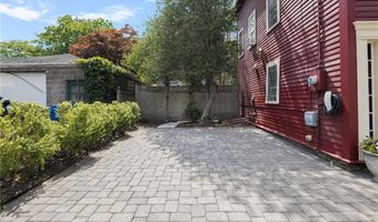 5 Tews Ct, Newport, RI 02840