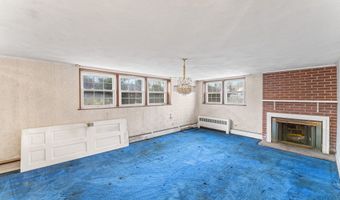 32 Brentwood Dr, Bloomfield, CT 06002