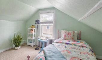 25 Renfrew Ave, Middletown, RI 02842