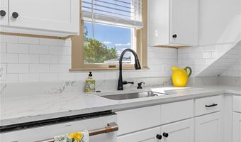 18 Barney St 3, Newport, RI 02840