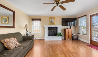 25 Meadow Ln, Amityville, NY 11701