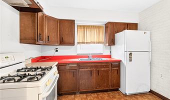 3 Solar Dr, Ambridge, PA 15003
