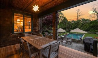 56 Summerfield Ln, Middletown, RI 02842