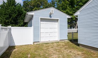 422 Maple Dr, Belford, NJ 07718