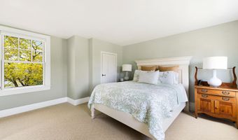 16 US-1, Falmouth, ME 04105