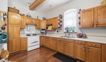 922 3rd Ave, Ackley, IA 50601