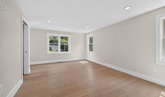 61 Applegate Rd, Cranston, RI 02920