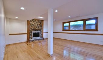 2360 N Drury Ln, Arlington Heights, IL 60004