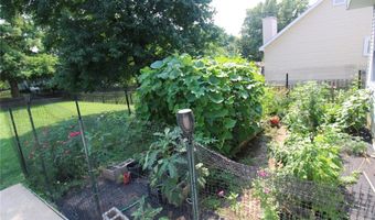 912 Oakwood Farms Ln, Ballwin, MO 63021