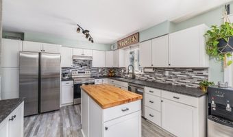 8 E Gate Dr, Alloway, NJ 07418