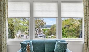 25 Walnut St, Jamestown, RI 02835