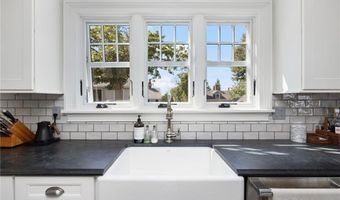 9 Anthony St, Newport, RI 02840