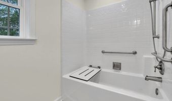 305 Mountainside Dr, Alloway, NJ 07422