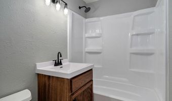 12 E Hawthorne St, Aurora, MO 65605