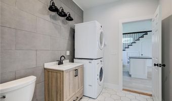 556 E Main Rd, Middletown, RI 02842