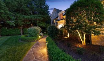 8301 FOX HAVEN Dr, McLean, VA 22102