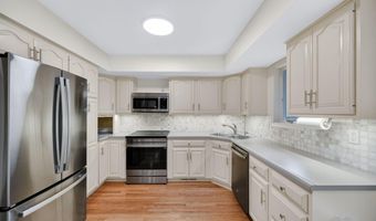 909 Idaho Ave, Ames, IA 50014