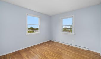 23 Algonquin Dr, Middletown, RI 02842
