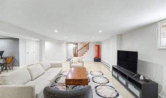 31 Edgemere Dr, Albertson, NY 11507