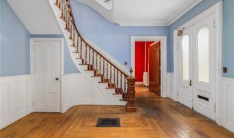 36 Ayrault St, Newport, RI 02840
