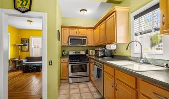 48 Wollaston St, Cranston, RI 02910
