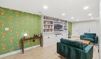 5902 WILSON Ln, Bethesda, MD 20817