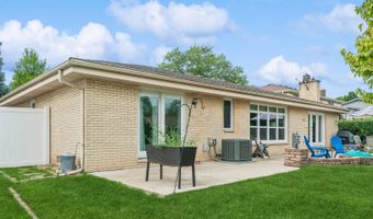 18 W Appletree Ln, Arlington Heights, IL 60004