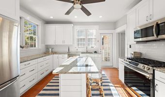 112 8TH St E, Beach Haven, NJ 08008