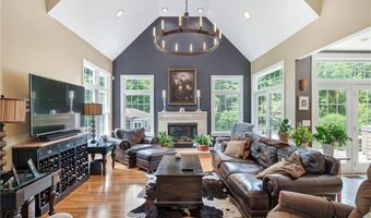 81 Crest Dr, Cranston, RI 02921