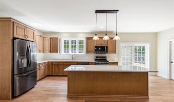 8 Lyn Ct, Cumberland, RI 02864