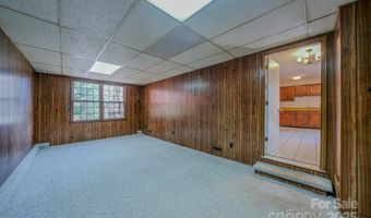 43 Lancelot Ln, Asheville, NC 28806