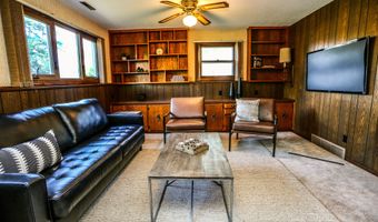 903 Willow Dr, Aberdeen, SD 57401
