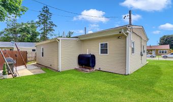 1 Somerset Rd W, Amityville, NY 11701