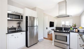 2 Bedlow Ave, Newport, RI 02840