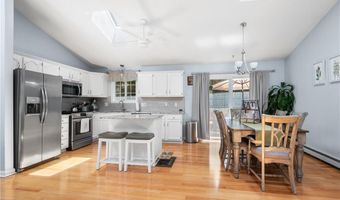 153 Grandview Ave, Lincoln, RI 02865
