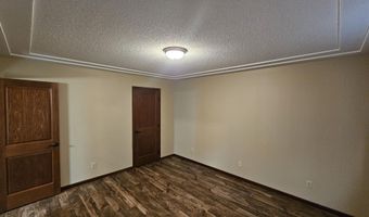 2702 Railroad Cir, Aberdeen, SD 57401