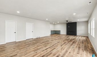 1001 S Moonlight Cir, Brandon, SD 57005