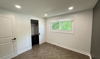 2305 N Williamsburg St, Arlington Heights, IL 60004