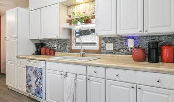 902 S 17th St, Aberdeen, SD 57401