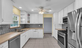 496 Apple Valley Dr, Belford, NJ 07718