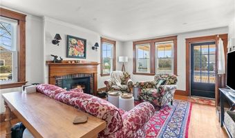 123 Beacon St, Middletown, RI 02842