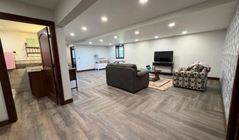 1524 Beechwood Dr, Aurora, NE 68818