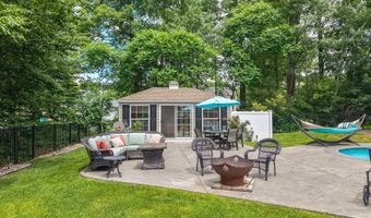 35 Shinnecock Hills Dr, Albany, NY 12205