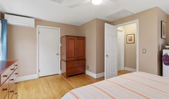 27 Old Meadow Ln, Cumberland, RI 02864