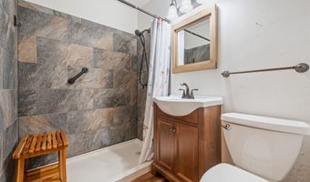 6823 NW Golden Ln, Des Moines, IA 50313